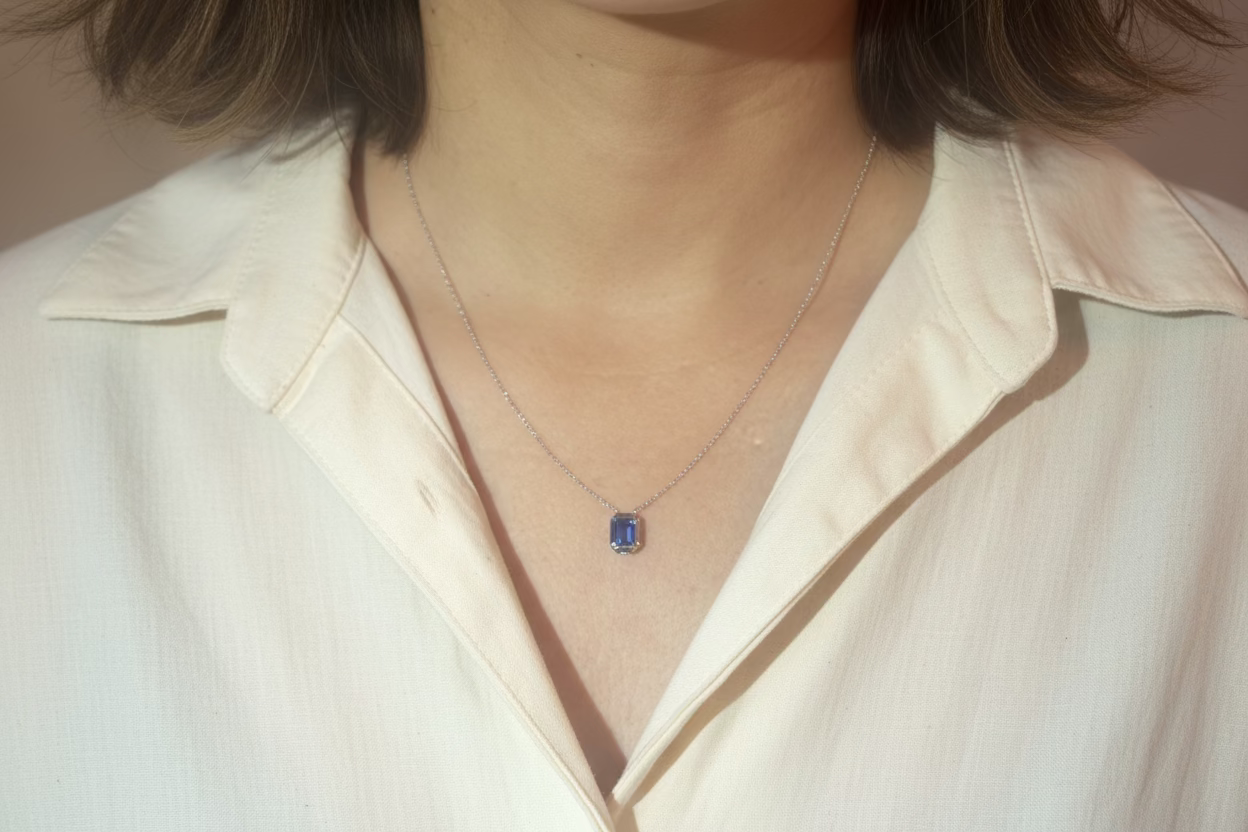 Collana con pendente in zaffiro in oro bianco 14K